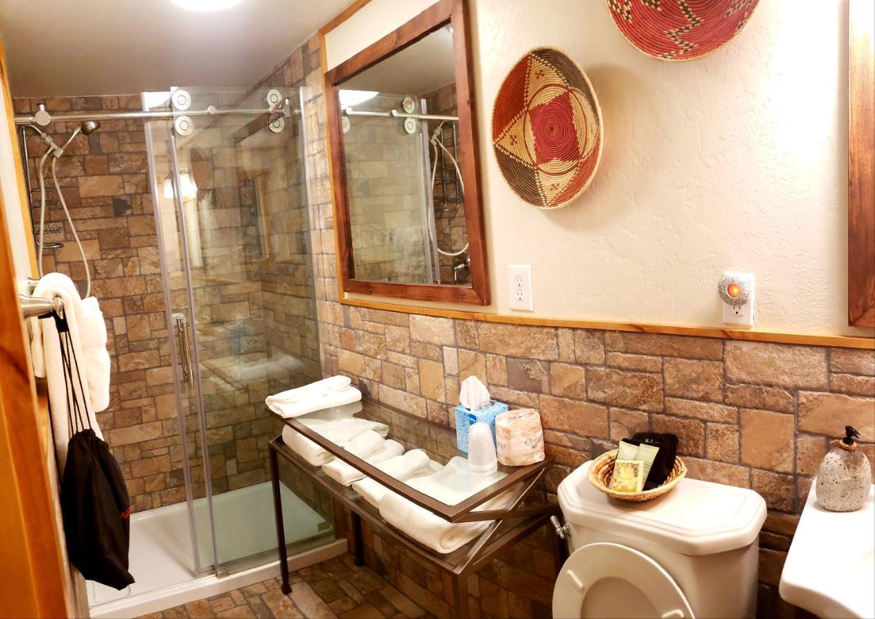 Stone Lizard Lodge Бландинг Экстерьер фото